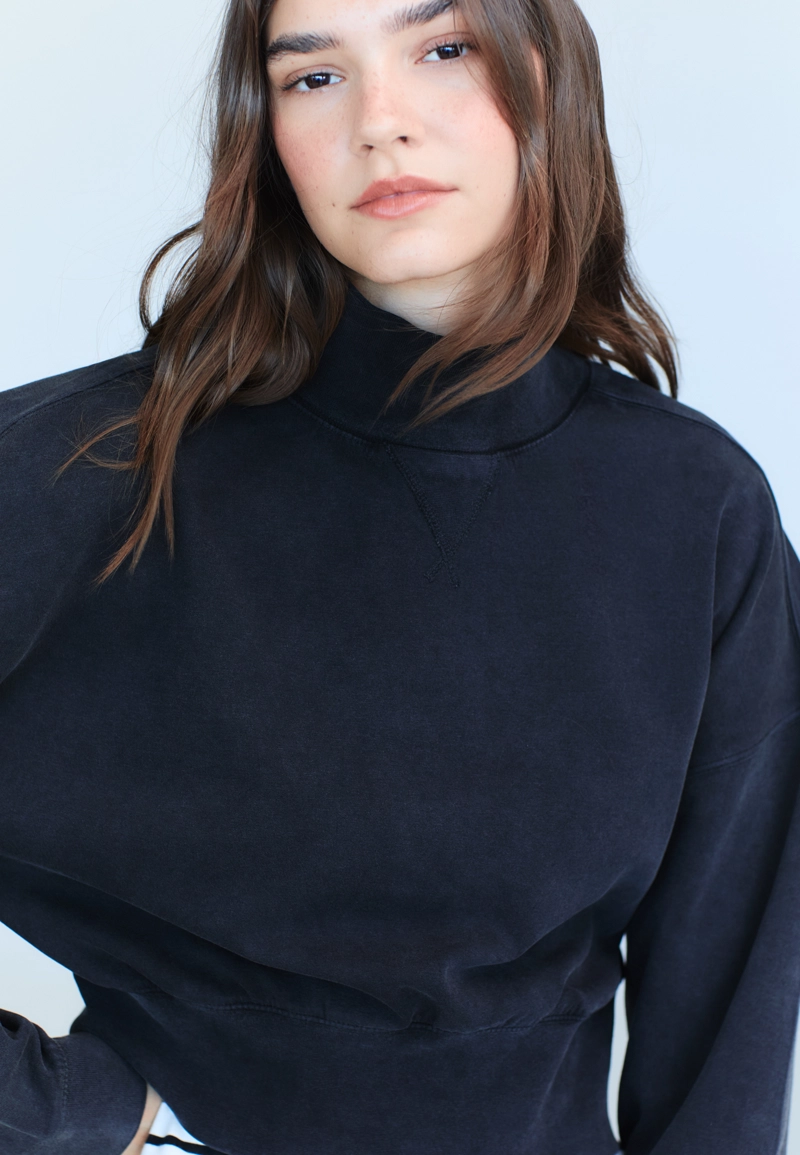 Толстовка с высоким воротником и эффектом потертости