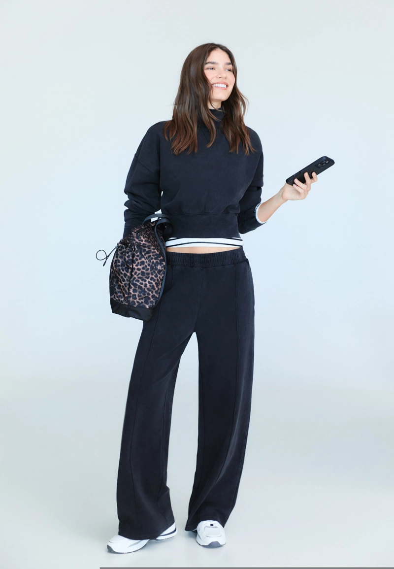 Толстовка с высоким воротником и эффектом потертости