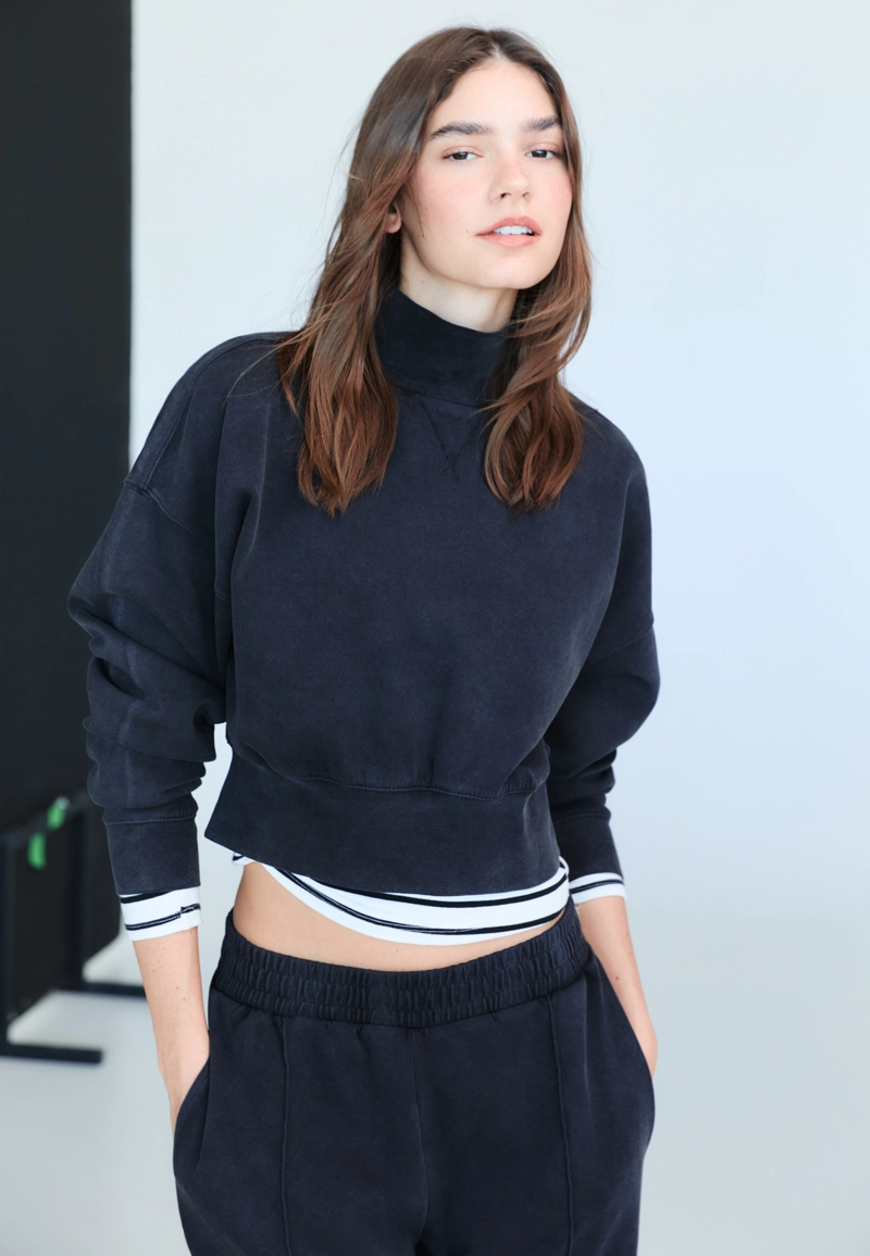 Толстовка с высоким воротником и эффектом потертости