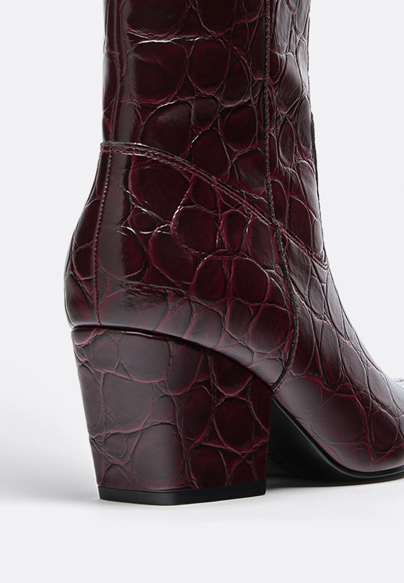 Высокие сапоги на каблуке