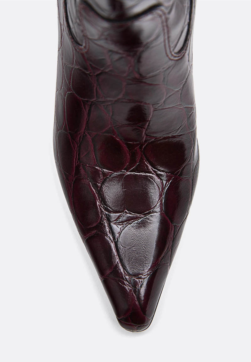 Высокие сапоги на каблуке