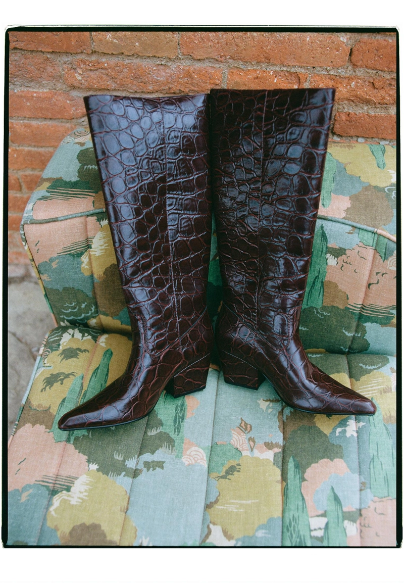 Высокие сапоги на каблуке