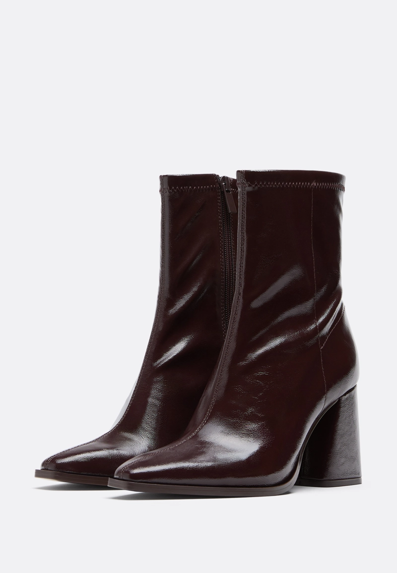 Стрейчевые ботильоны на каблуке