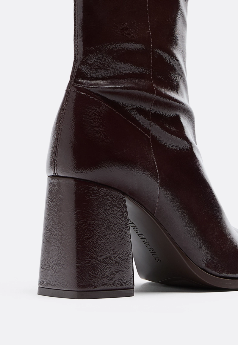 Стрейчевые ботильоны на каблуке