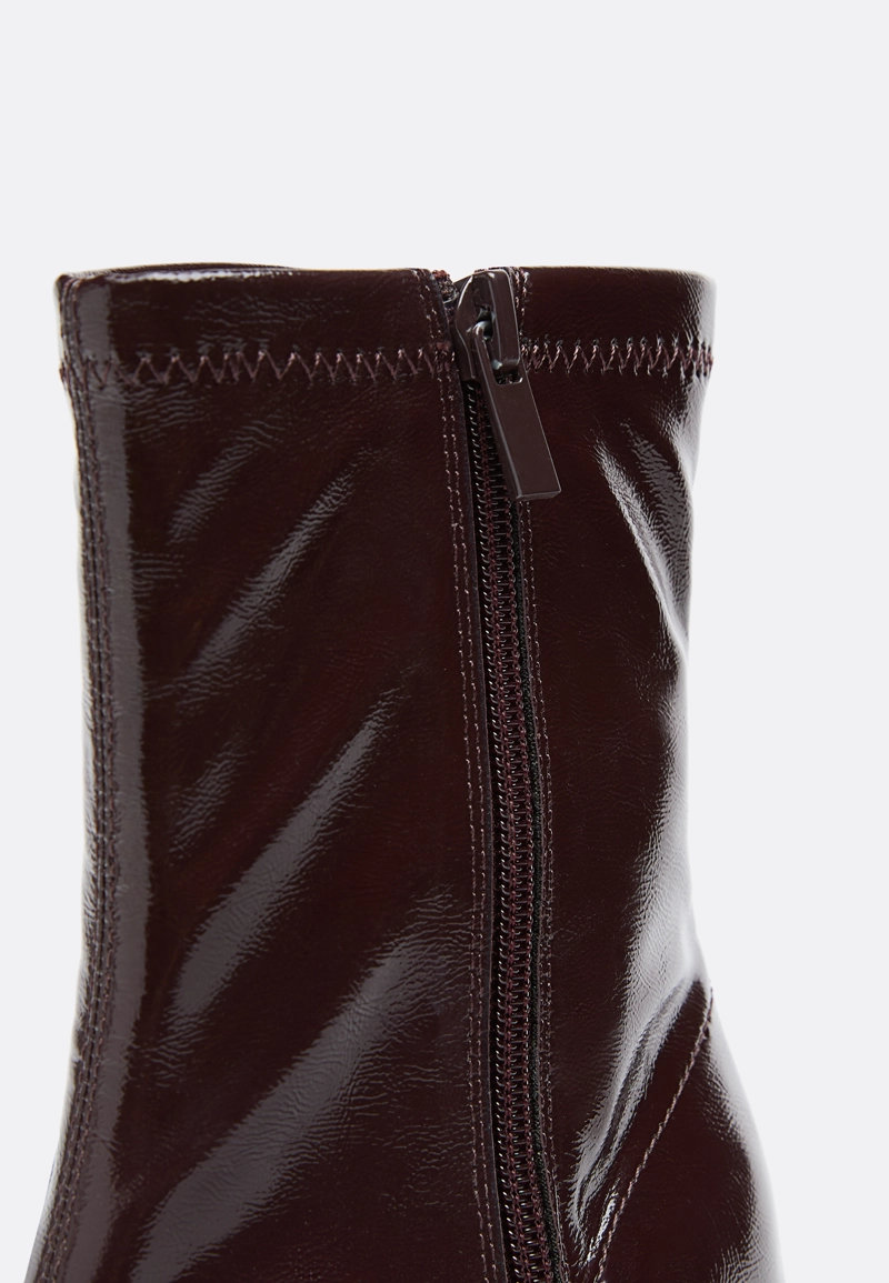 Стрейчевые ботильоны на каблуке