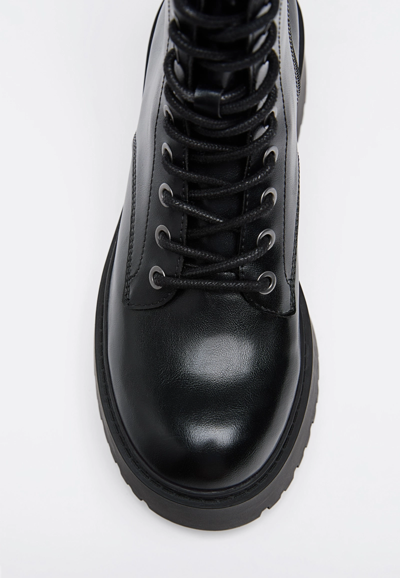 Плоские ботинки на шнуровке