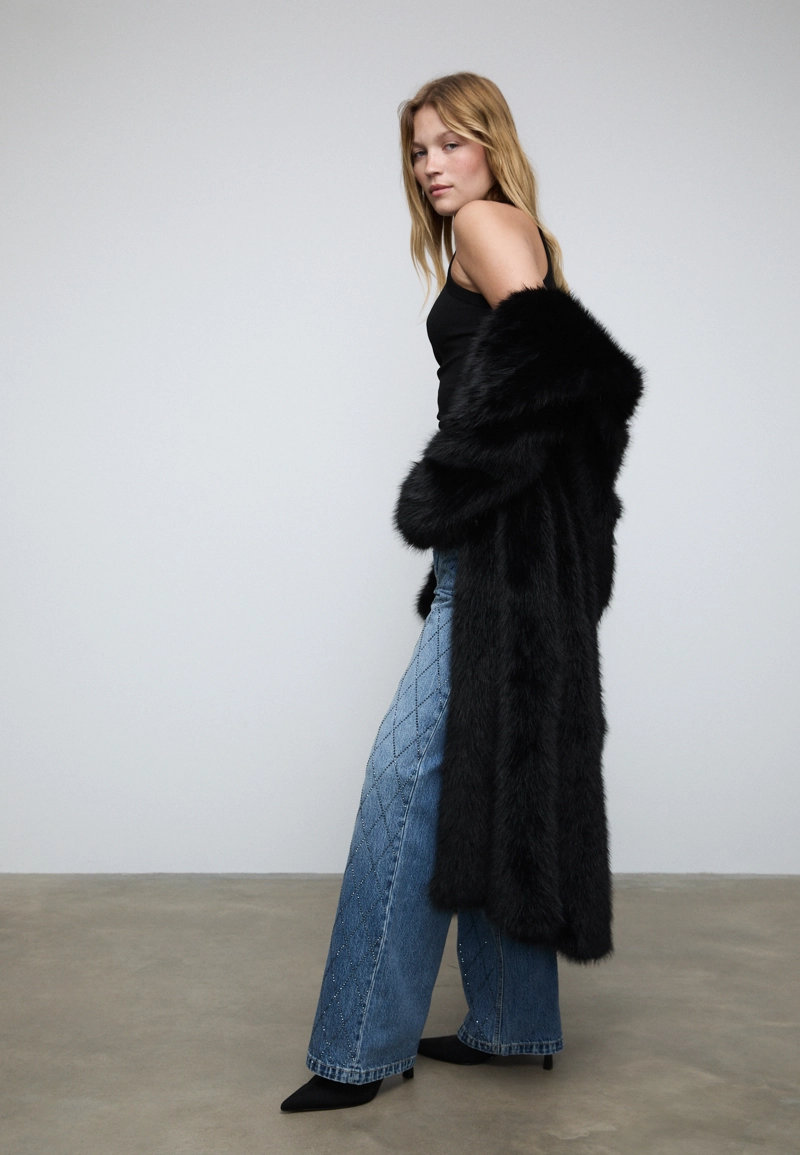 Джинсы со стразами в виде бриллиантов