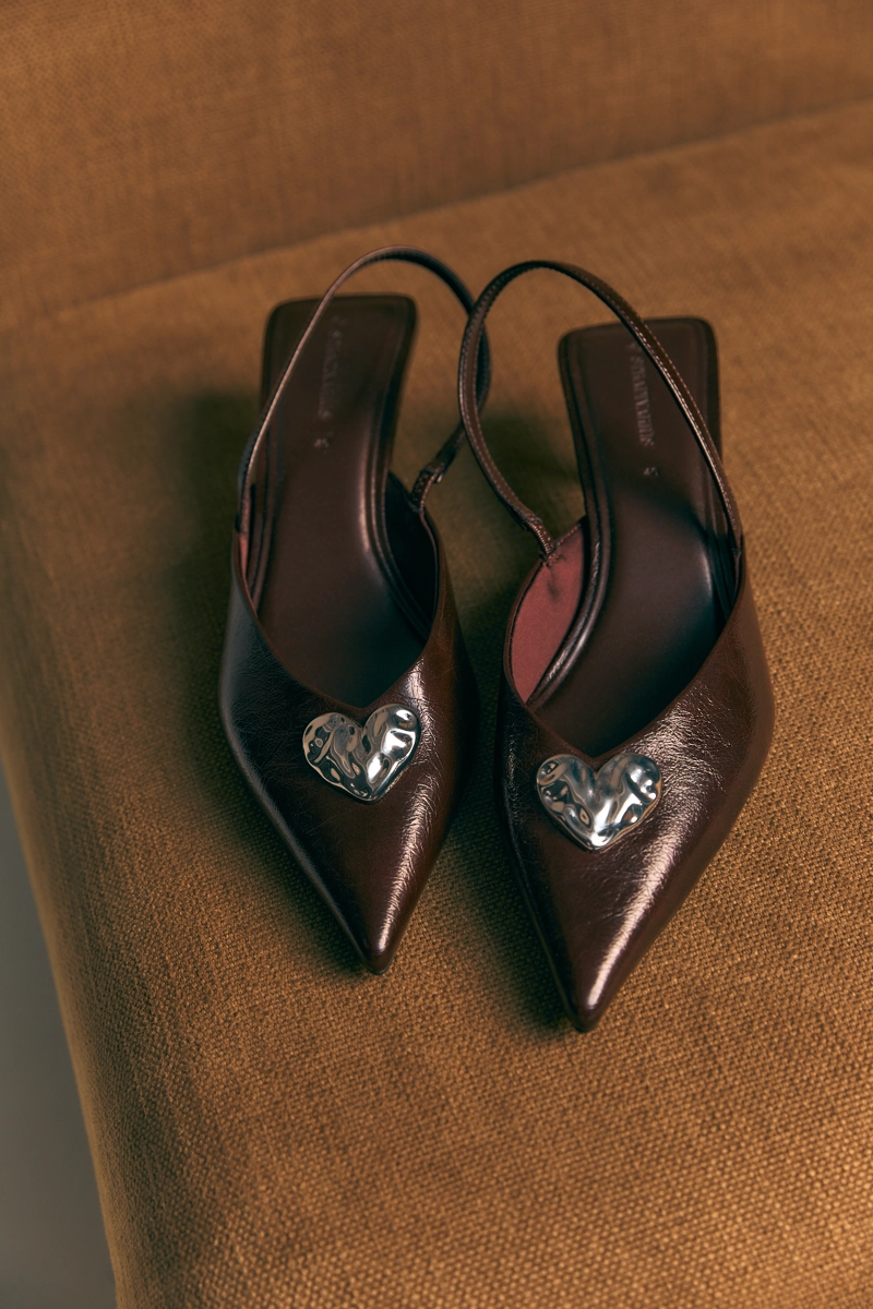 Туфли на каблуке с металлической деталью