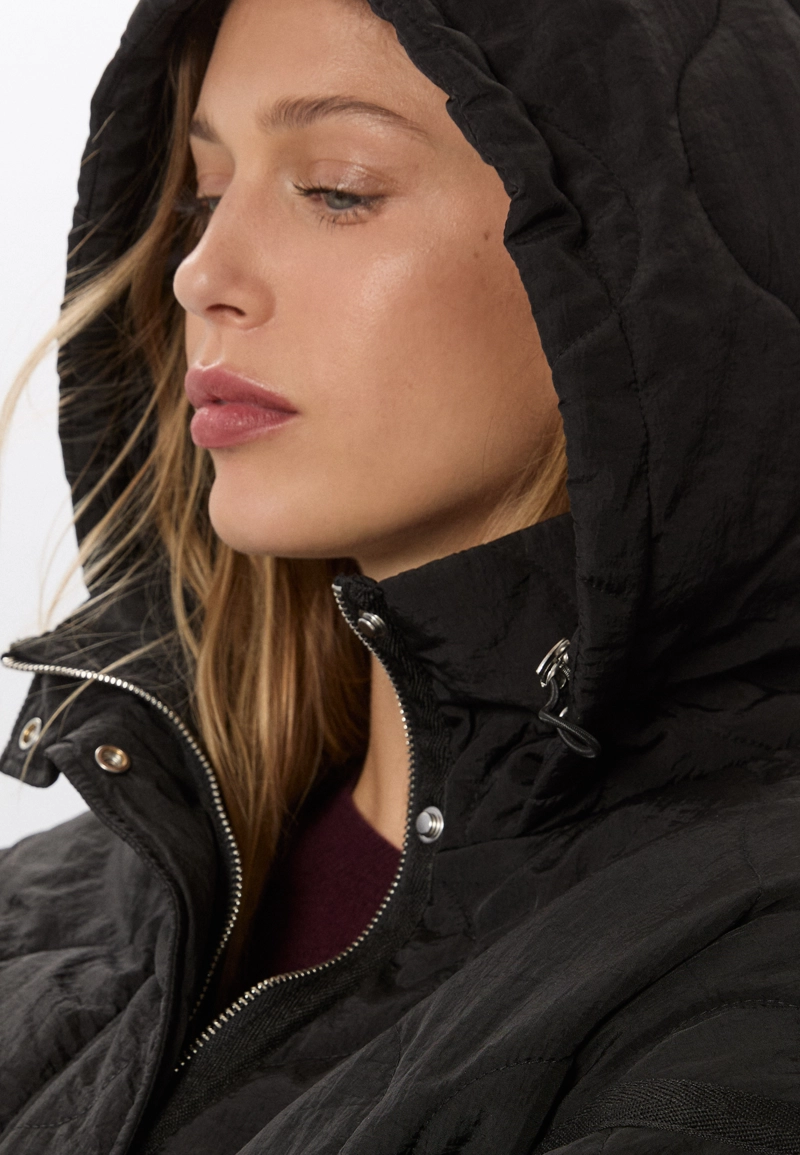 Утепленная куртка с капюшоном