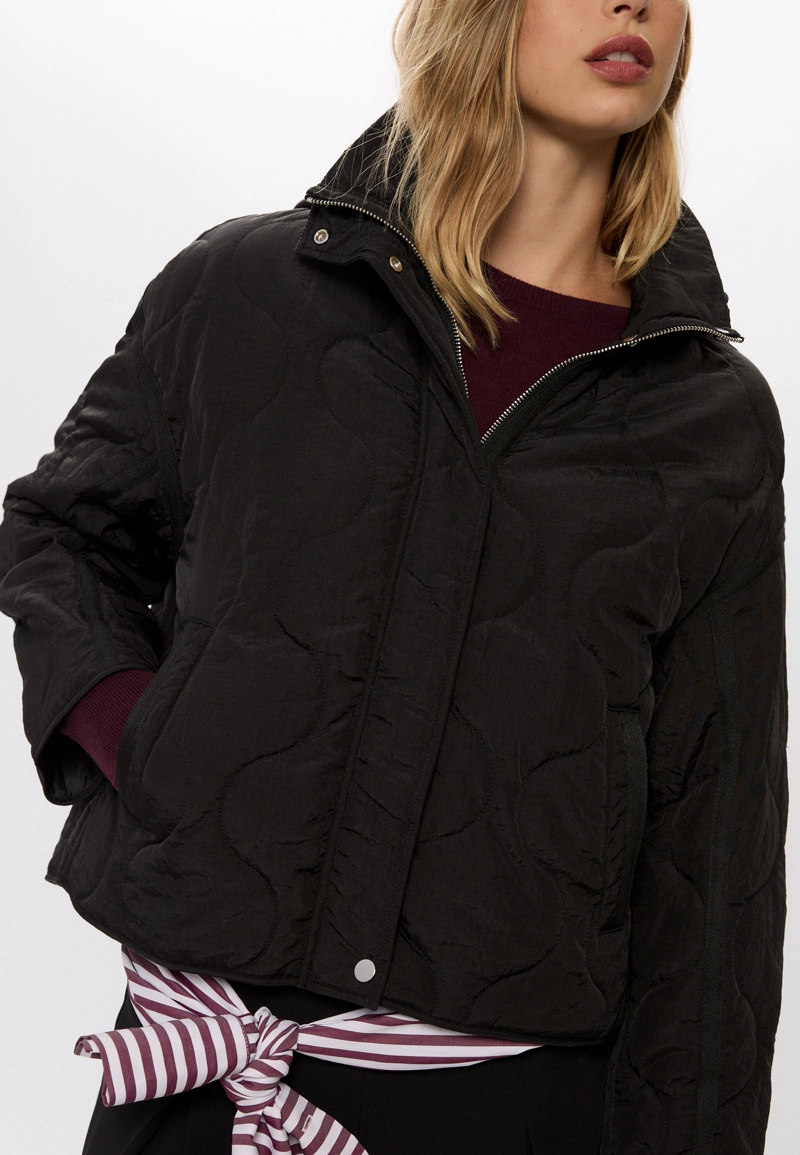 Утепленная куртка с капюшоном