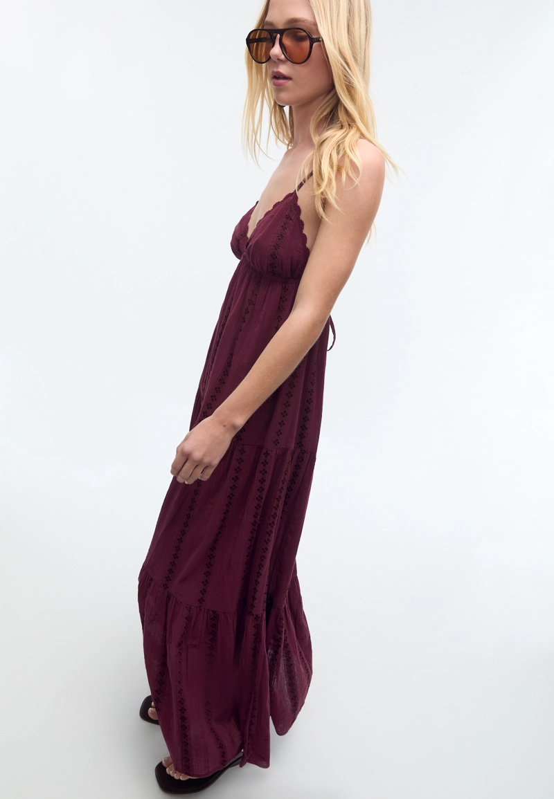 Длинное струящееся платье с открытой спиной