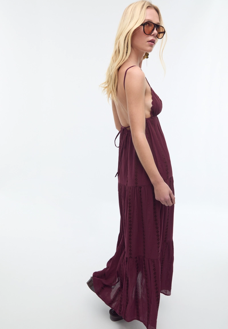 Длинное струящееся платье с открытой спиной