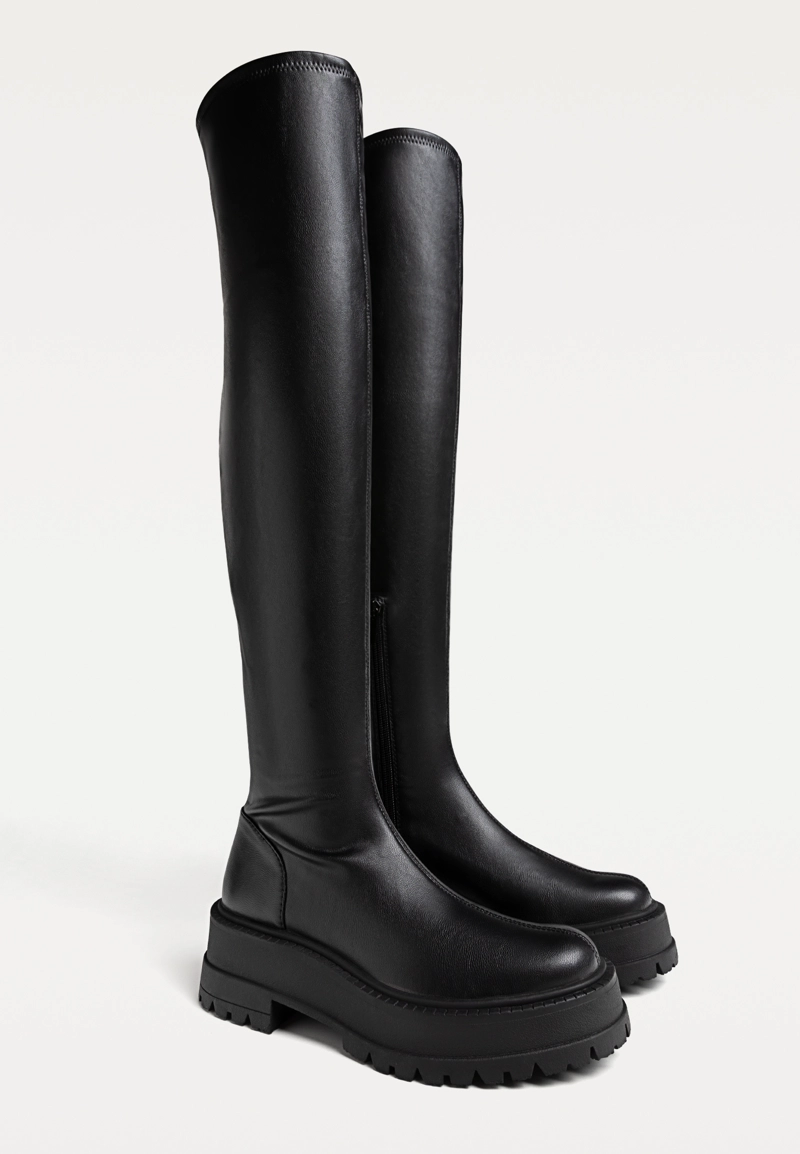 Черные сапоги XL на плоской рифленой подошве