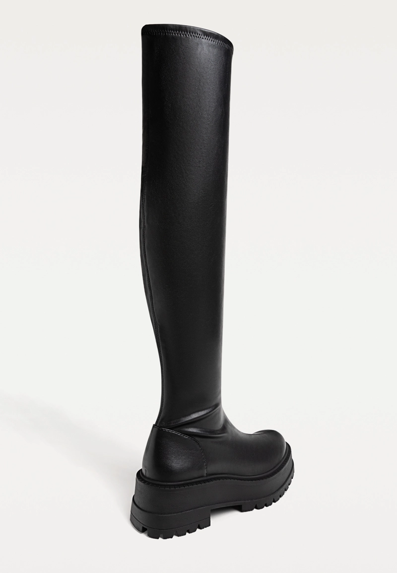 Черные сапоги XL на плоской рифленой подошве