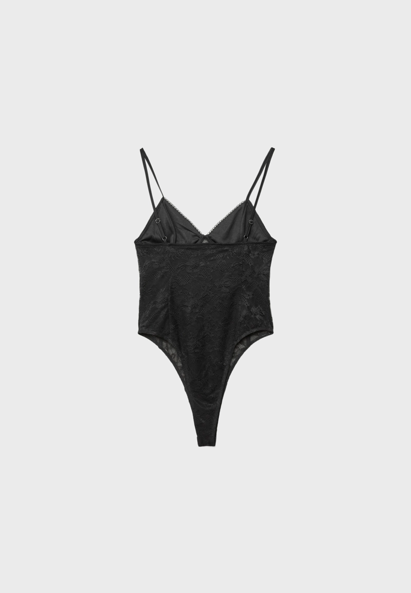 Боди на бретелях с кружевом