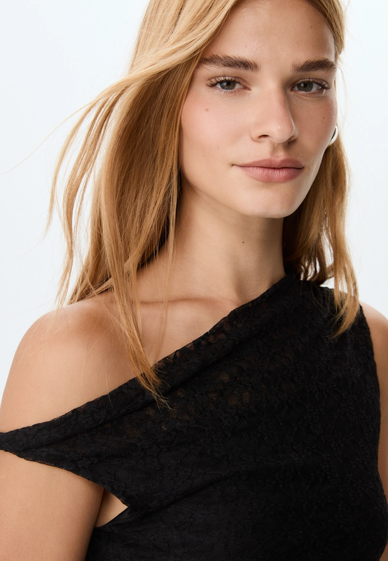 Асимметричная кружевная футболка