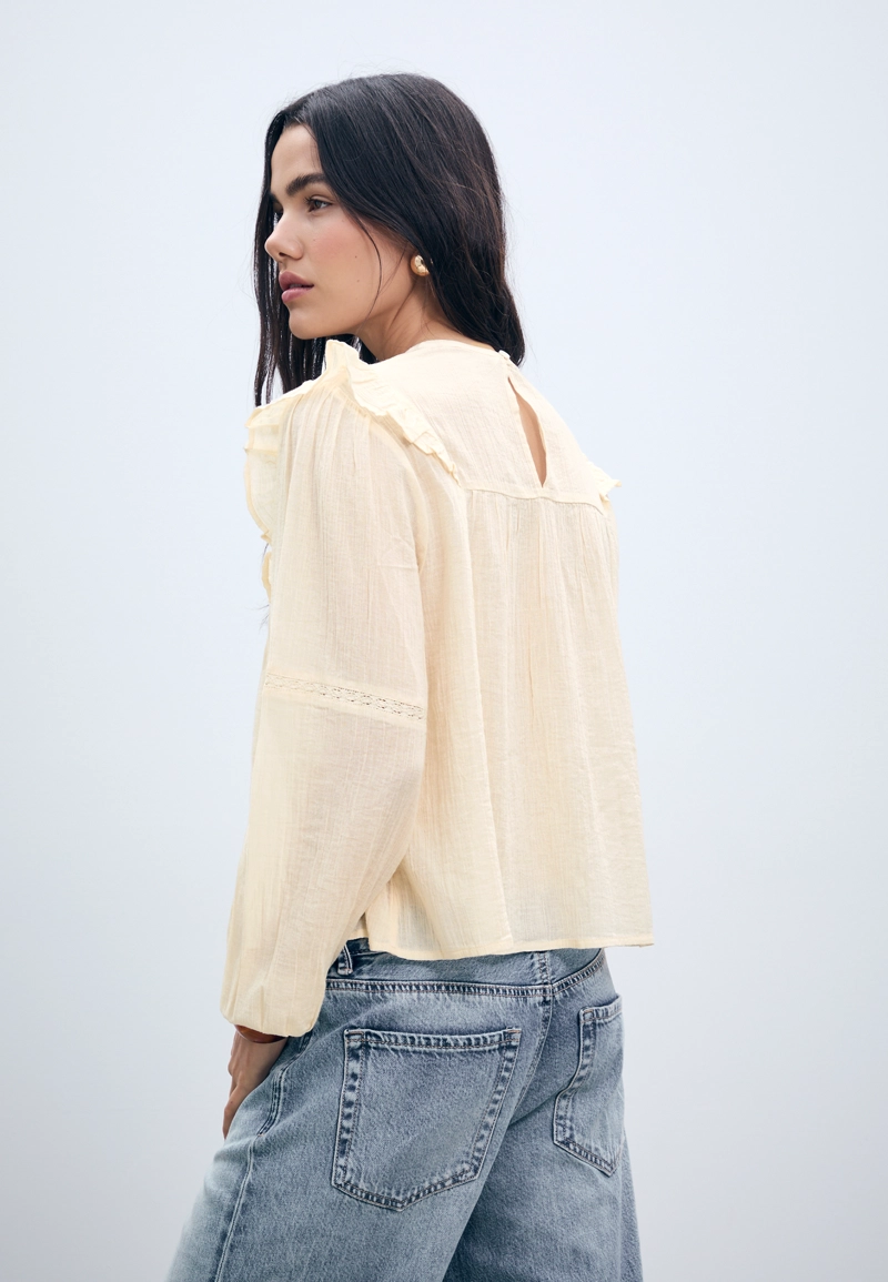 Блузка с оборками и отделкой