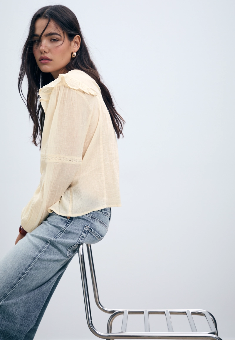 Блузка с оборками и отделкой