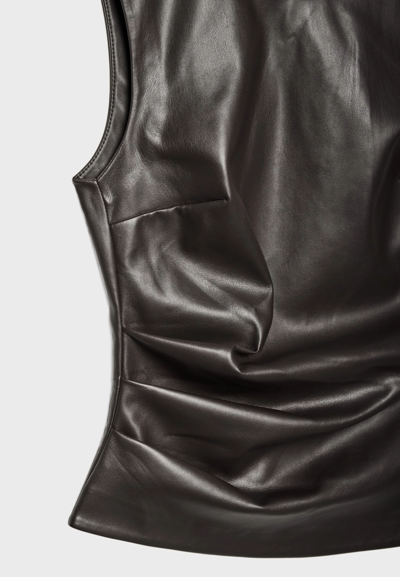 Безрукавка с эффектом кожи