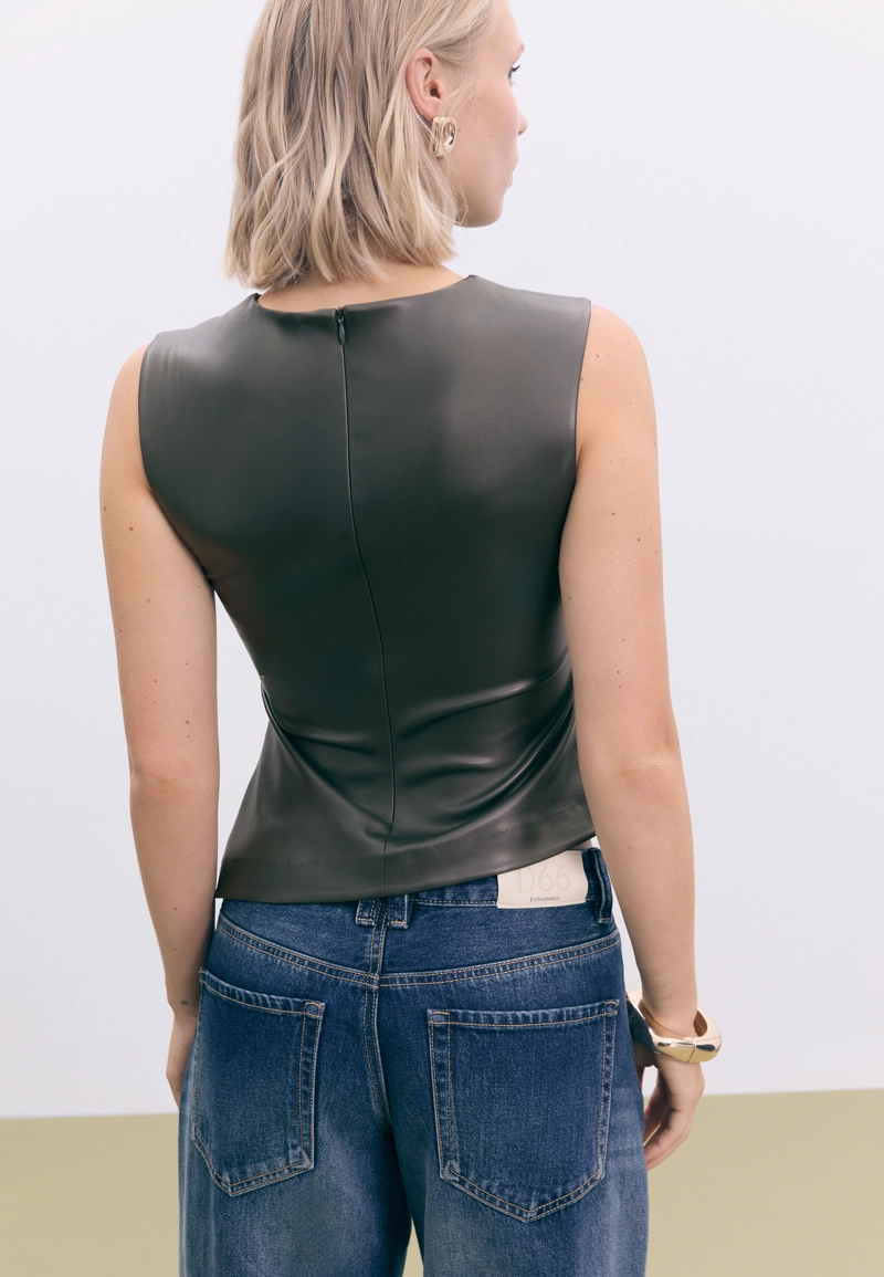 Безрукавка с эффектом кожи