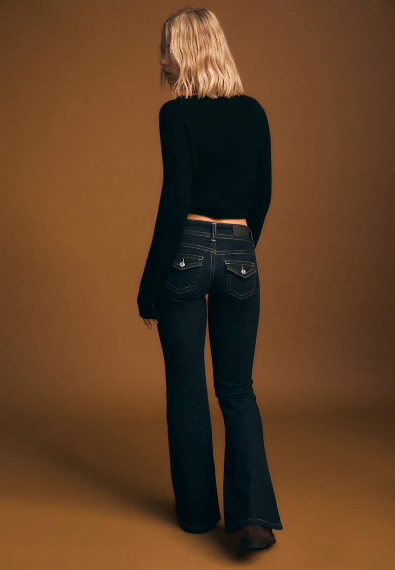 Джинсы клеш с низкой посадкой и двумя пуговицами