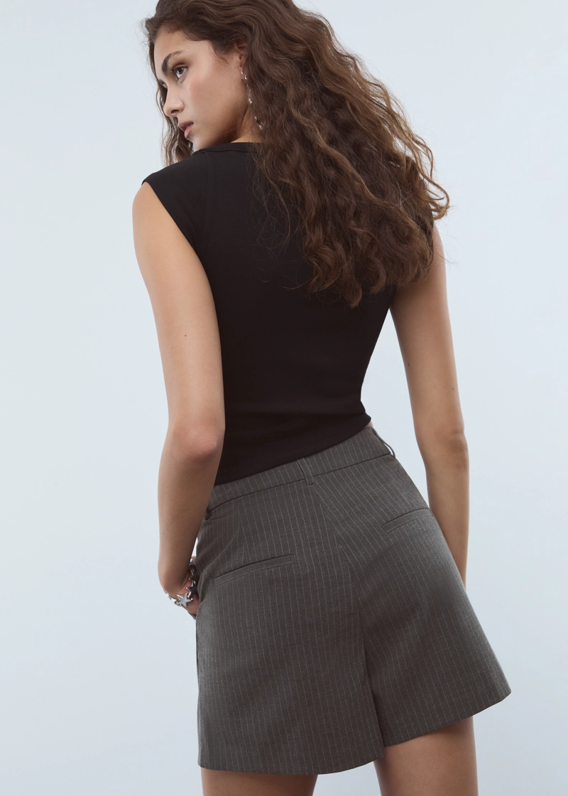 Нарядные шорты в полоску с защипами