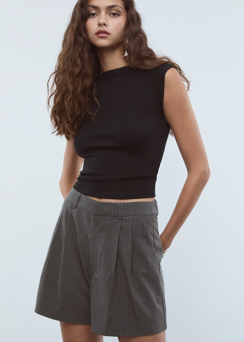 Нарядные шорты в полоску с защипами