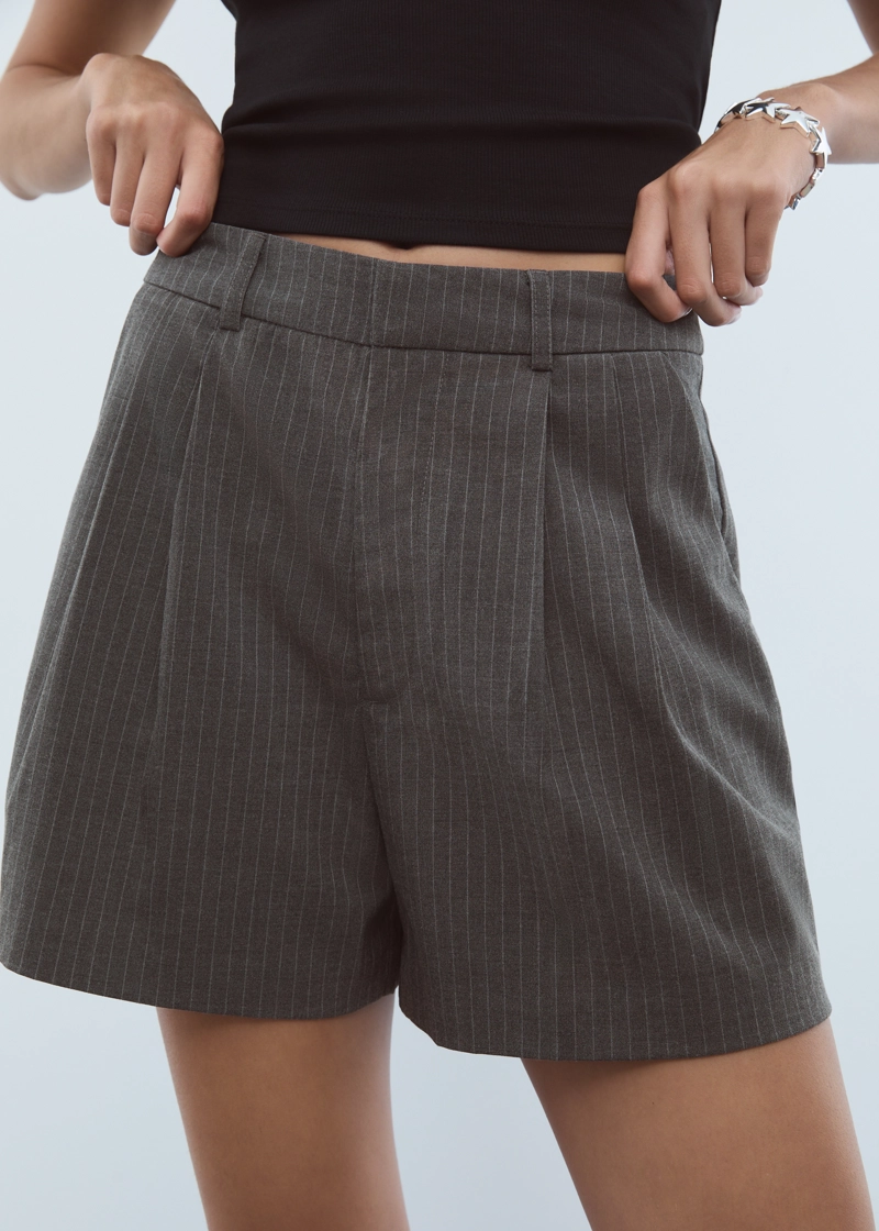 Нарядные шорты в полоску с защипами