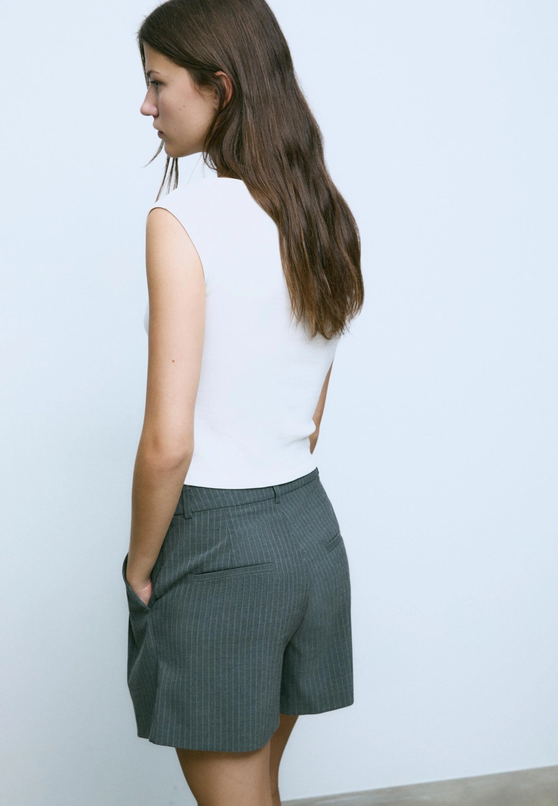 Нарядные шорты в полоску с защипами