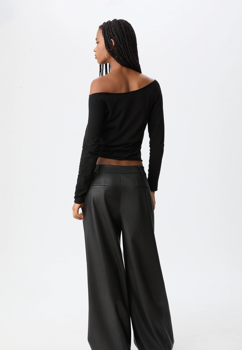 Футболка с вырезом «лодочка»