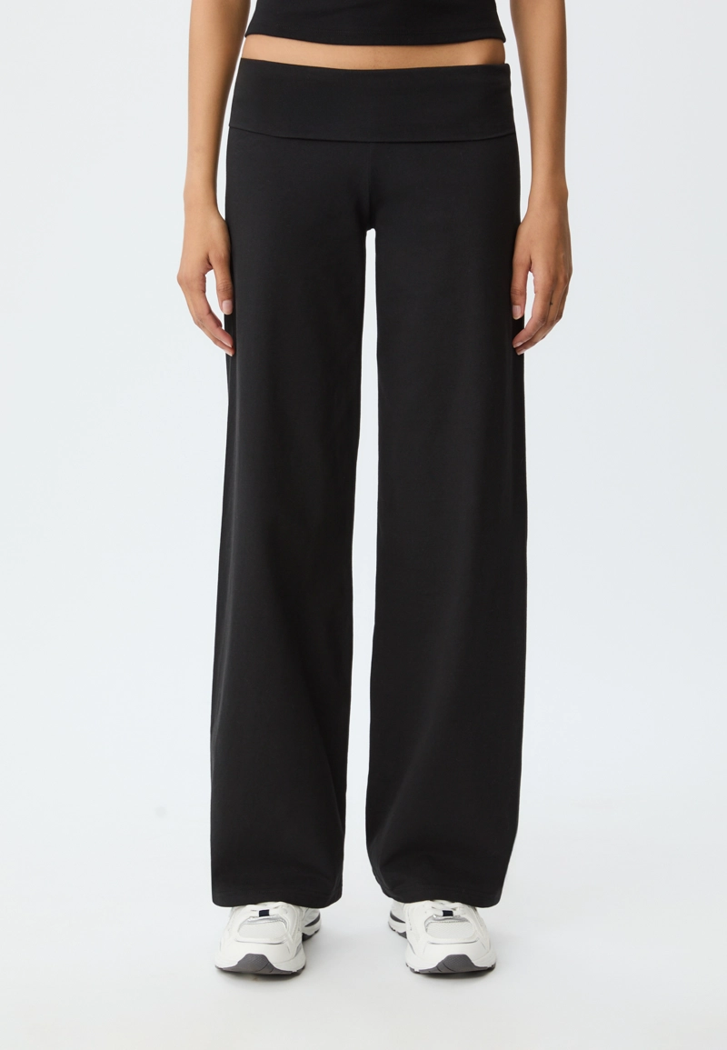 Прямые брюки с отворотом на поясе