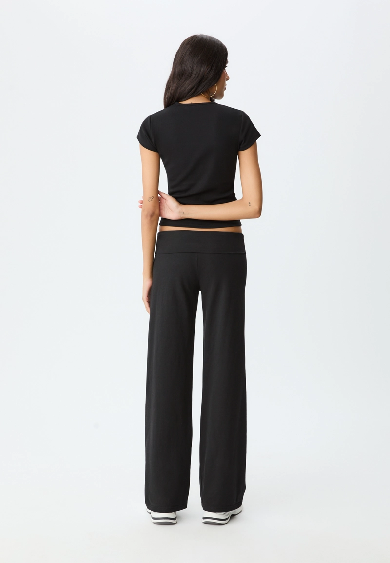 Прямые брюки с отворотом на поясе