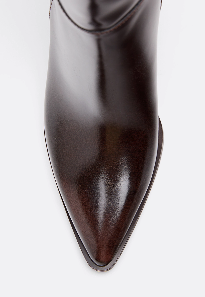 Коричневые сапоги на каблуке