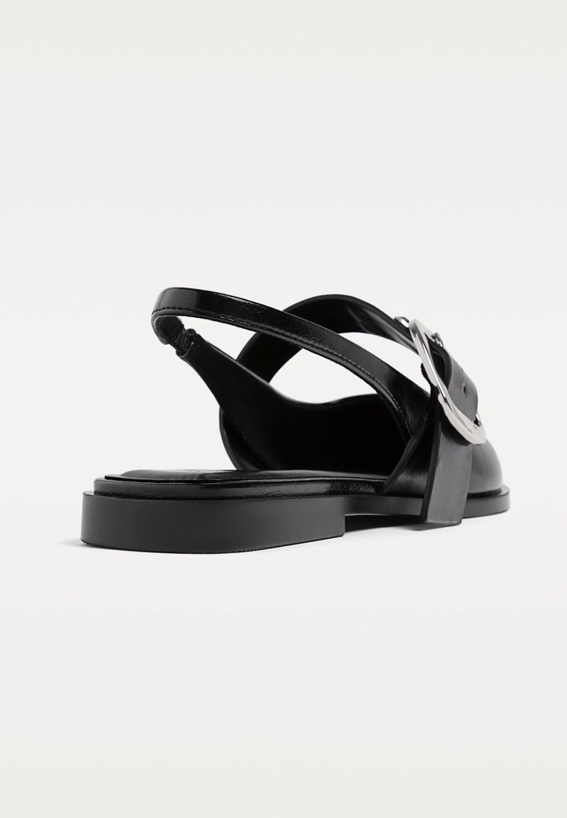 Туфли-мюли на плоской подошве с пряжкой