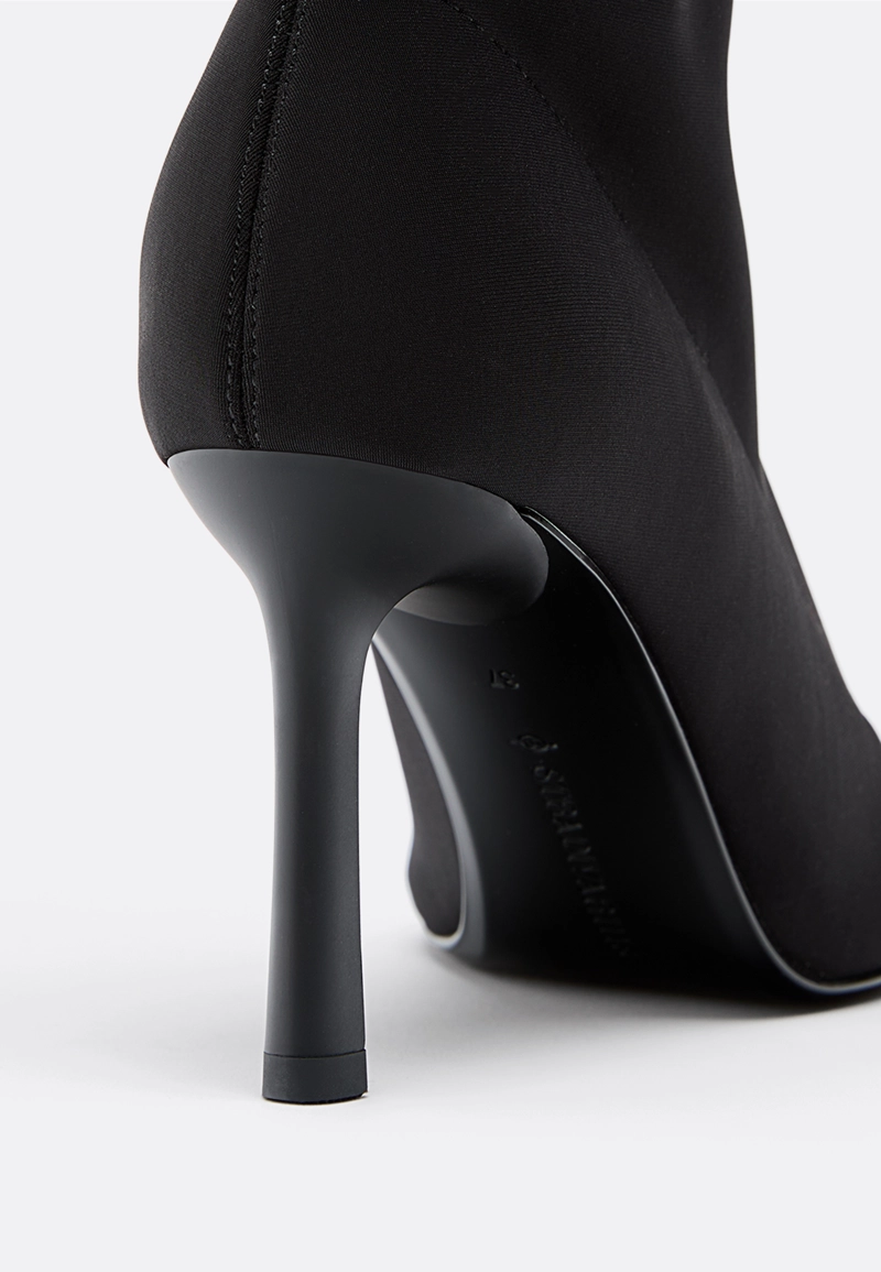 Ботинки из плотной синтетической ткани на шпильке