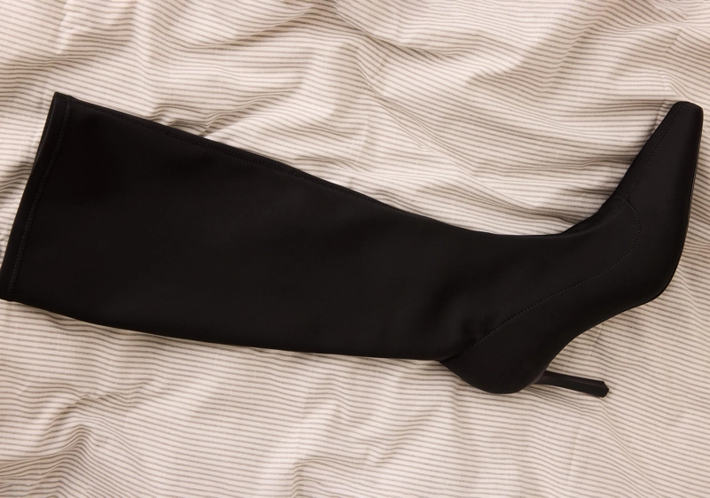 Ботинки из плотной синтетической ткани на шпильке