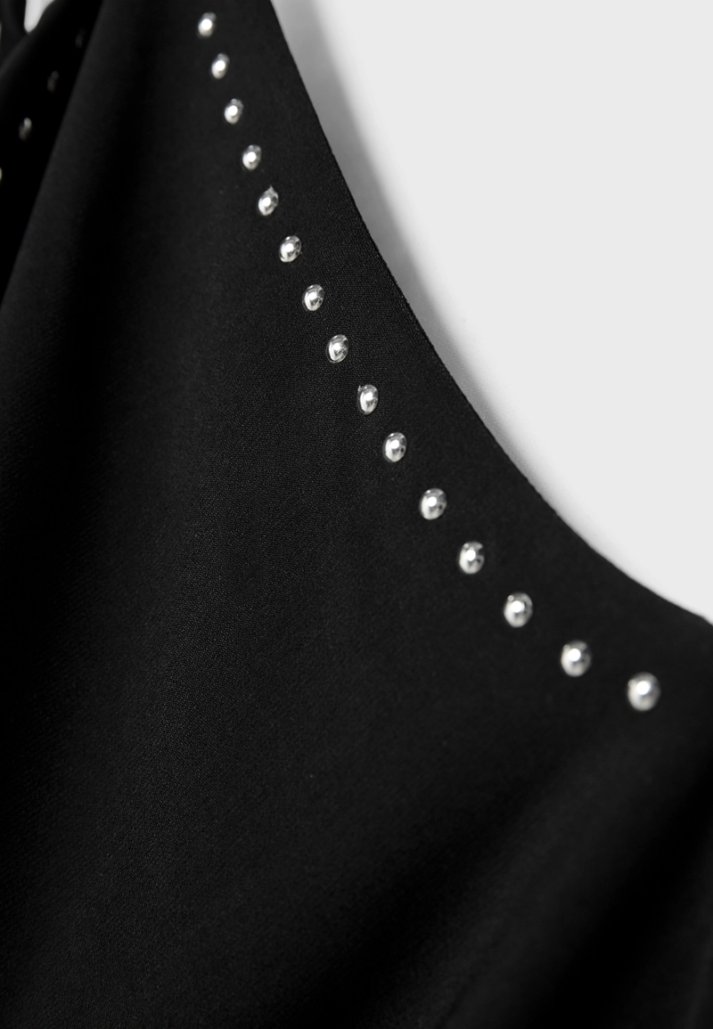 Топ с горловиной халтер и заклепками