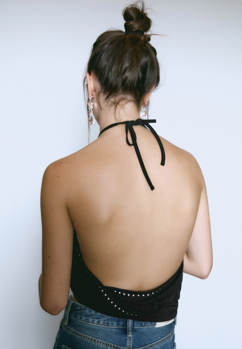 Топ с горловиной халтер и заклепками