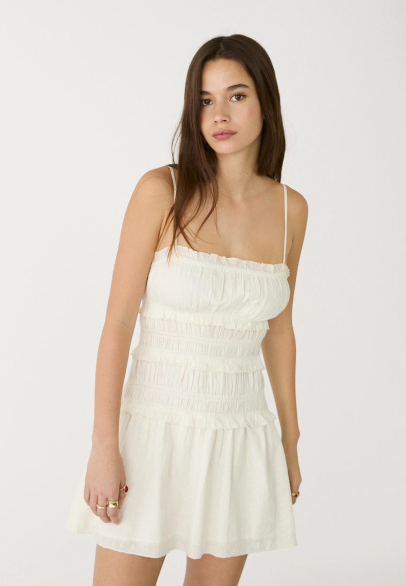 Короткое платье с присборенным топом на бретелях