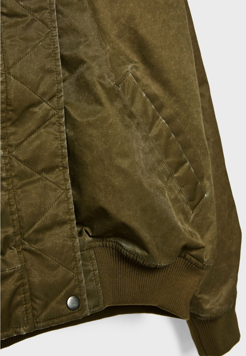 Бомбер с эффектом потертости