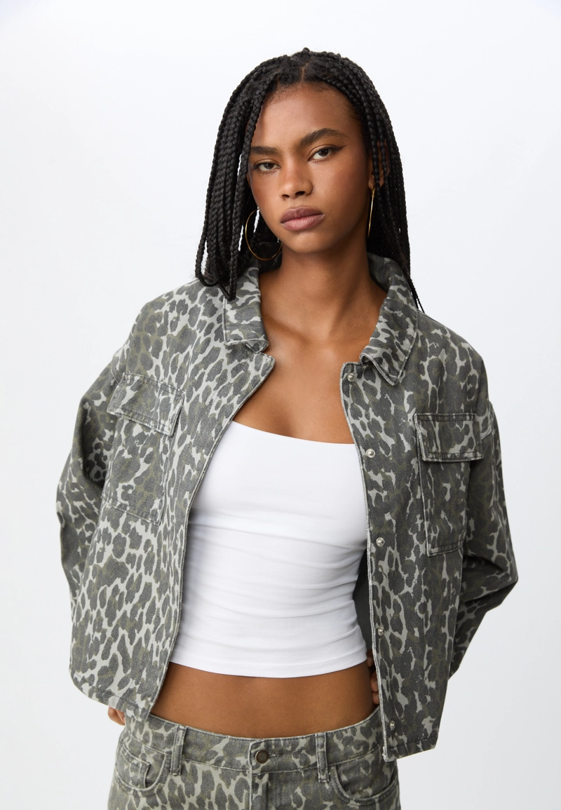 Куртка с анималистическим принтом и карманами