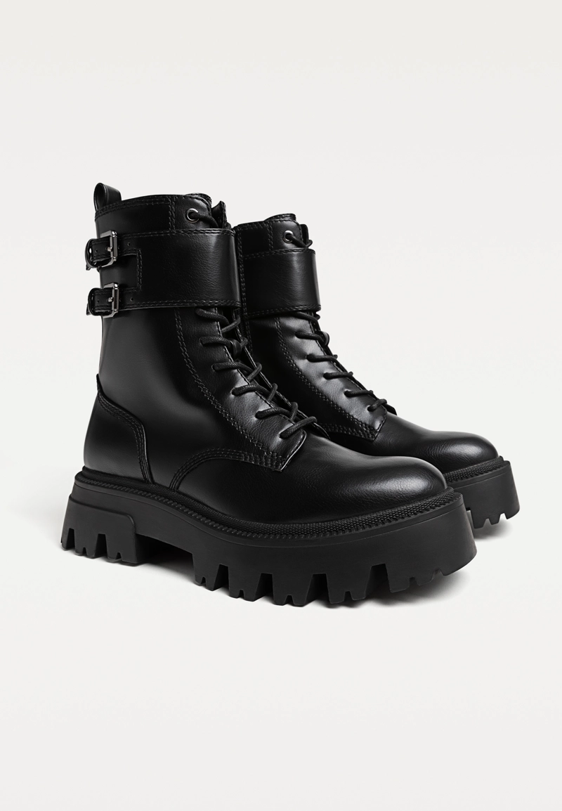 Плоские ботинки на шнуровке с пряжками