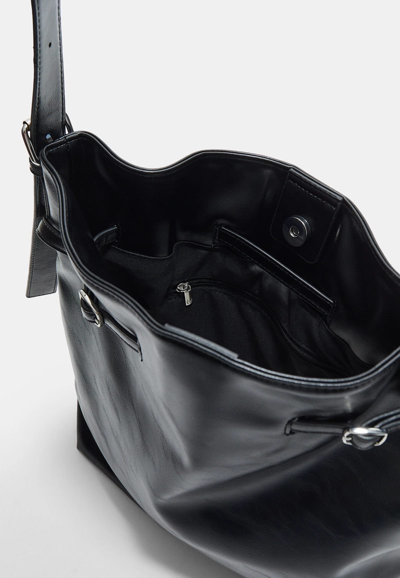 Наплечная сумка с пряжками