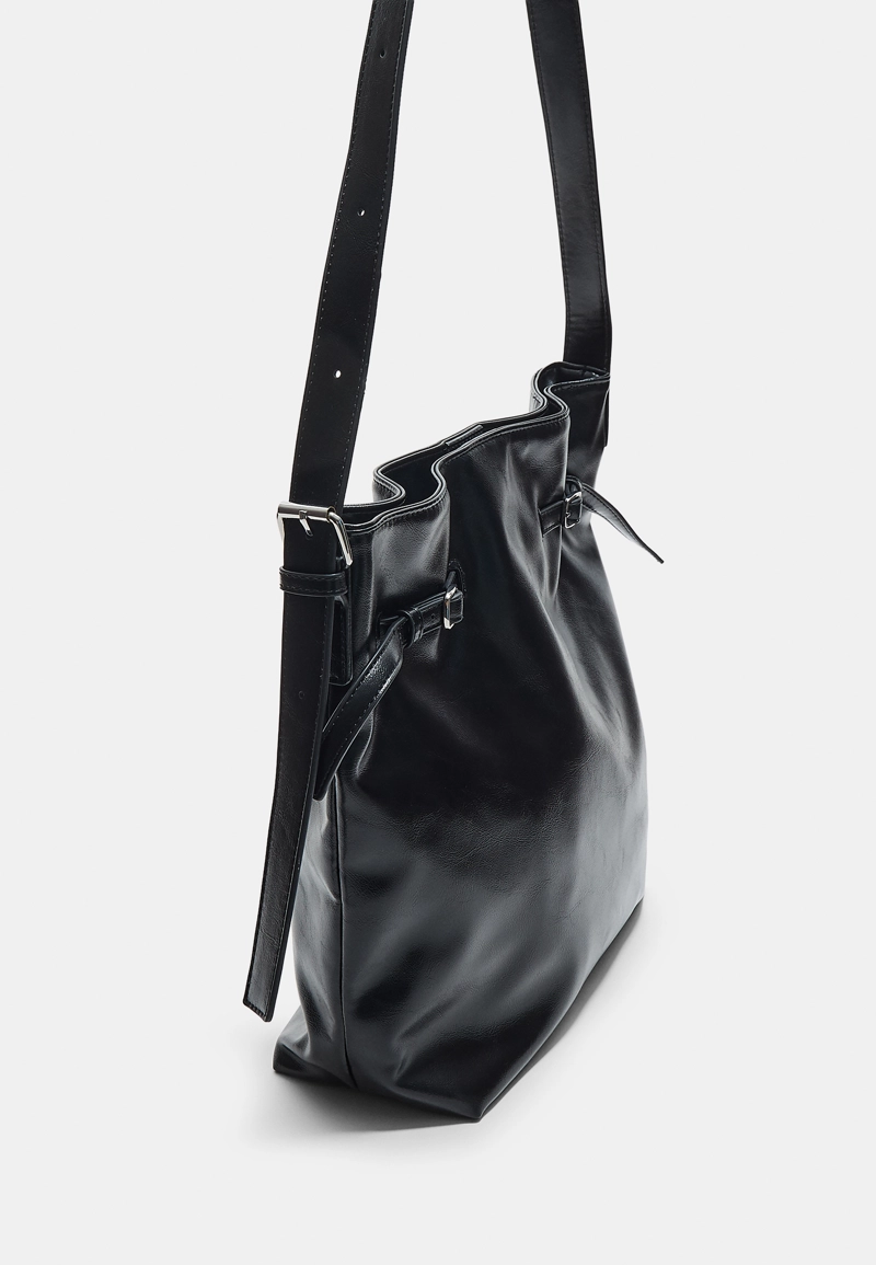 Наплечная сумка с пряжками