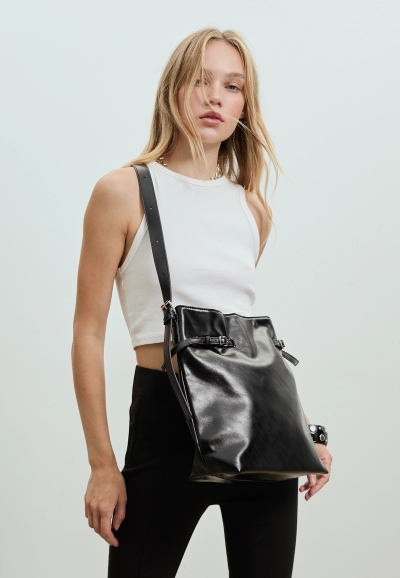 Наплечная сумка с пряжками