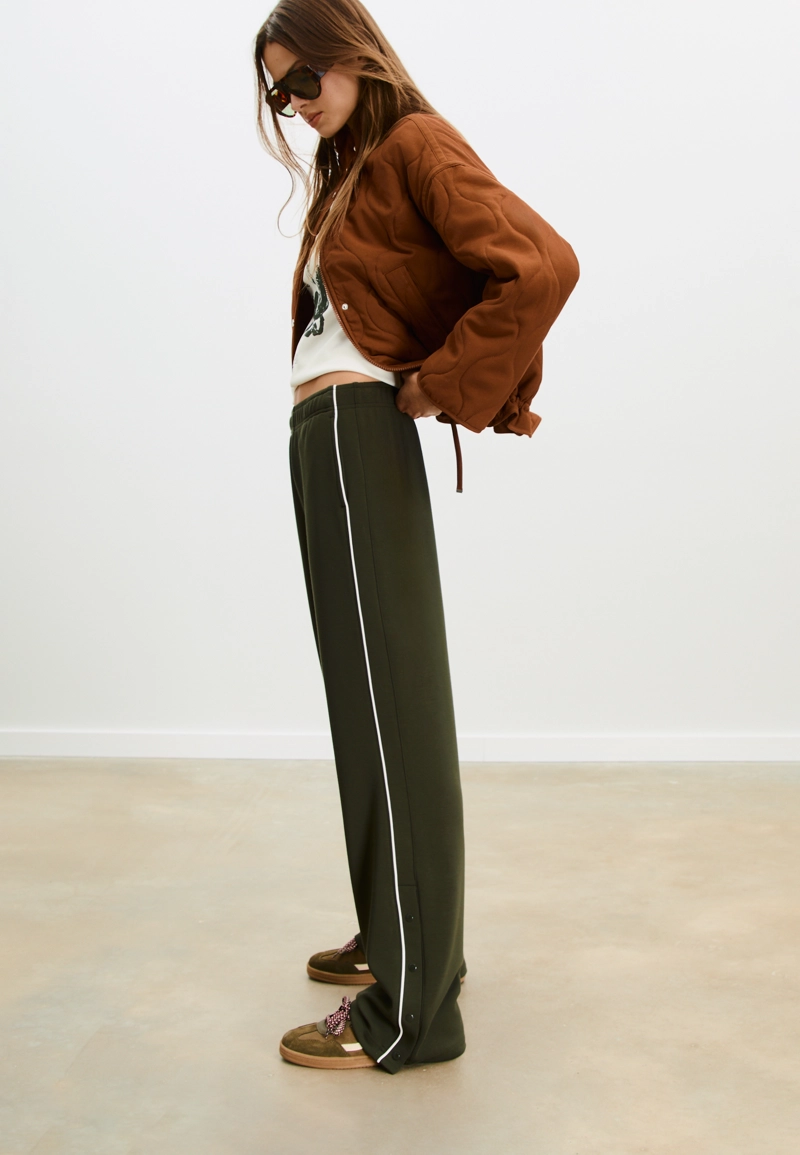 Мягкие брюки-джоггеры на пуговицах