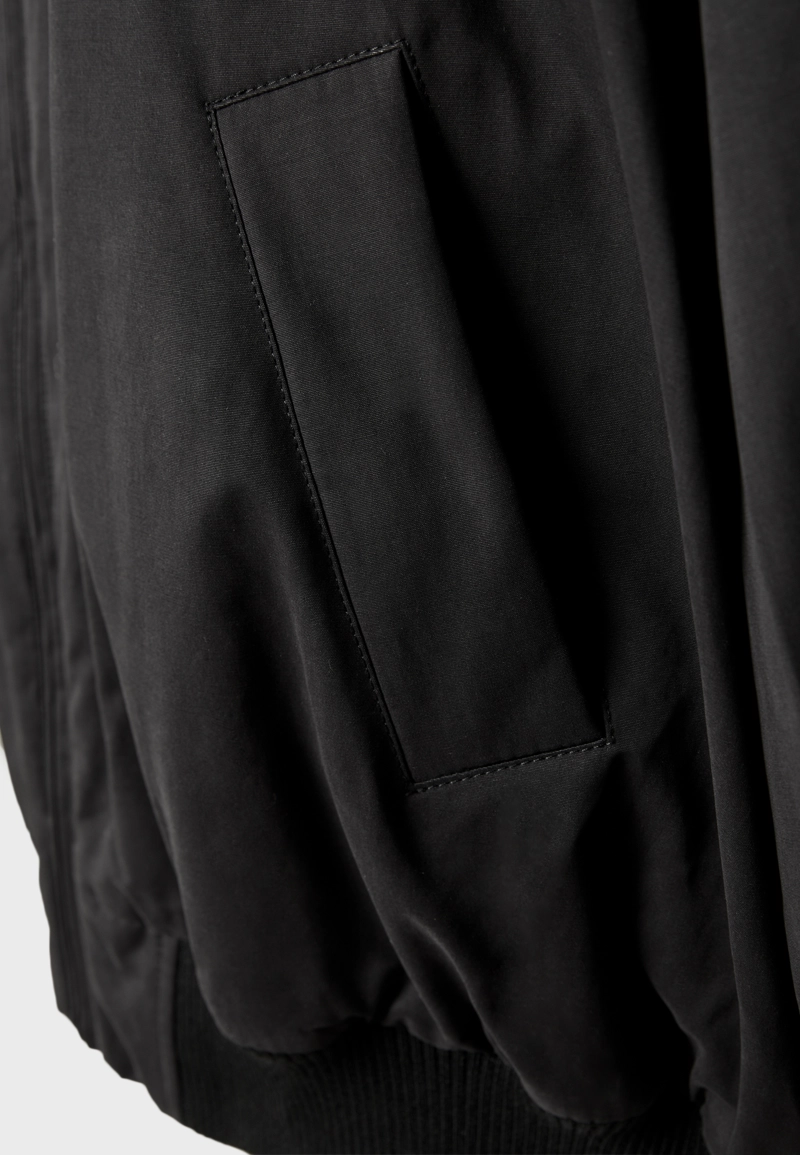 Стеганая куртка-бомбер с капюшоном из искусственного меха