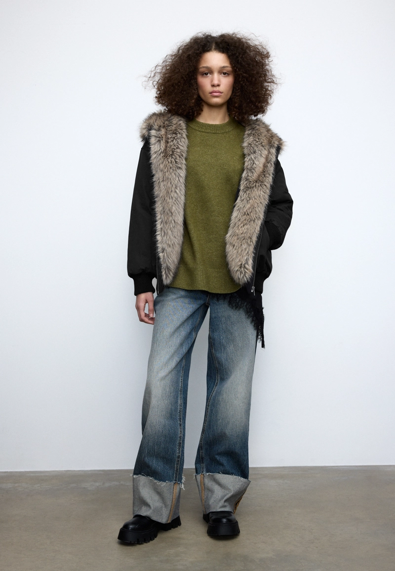 Стеганая куртка-бомбер с капюшоном из искусственного меха