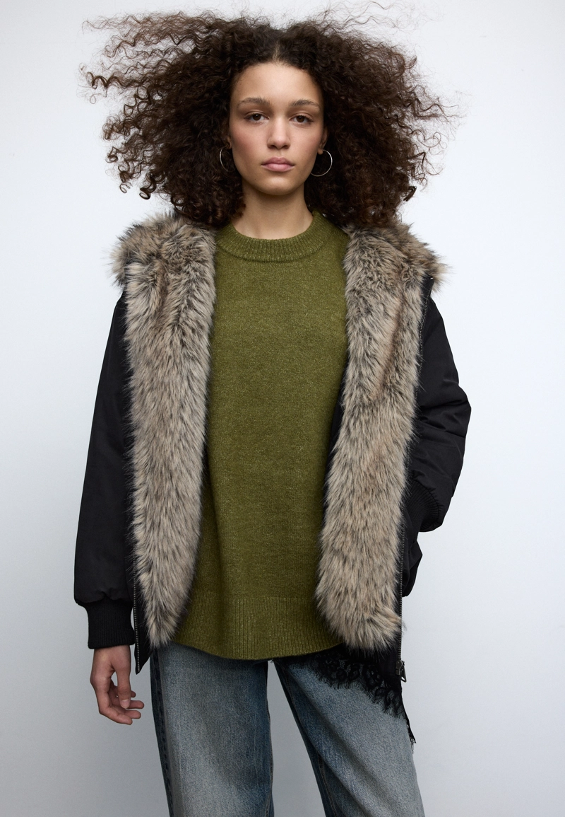 Стеганая куртка-бомбер с капюшоном из искусственного меха