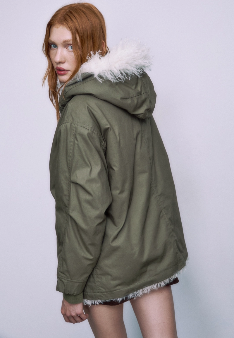 Парка стеганая с длинным искусственным мехом внутри